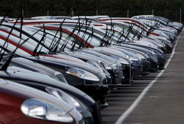 Imagen de archivo de vehículos almacenados a la espera de venta / EFE